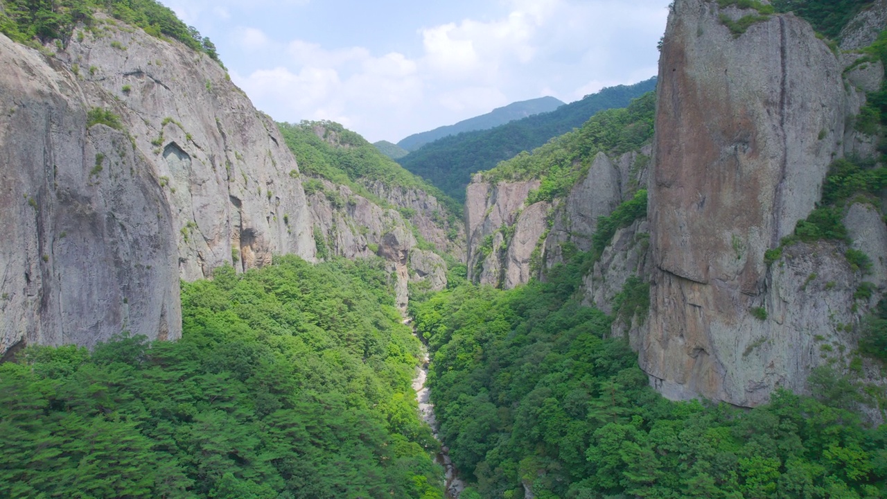 韩国青松郡/庆尚北道juwang山的岩石风景视频素材