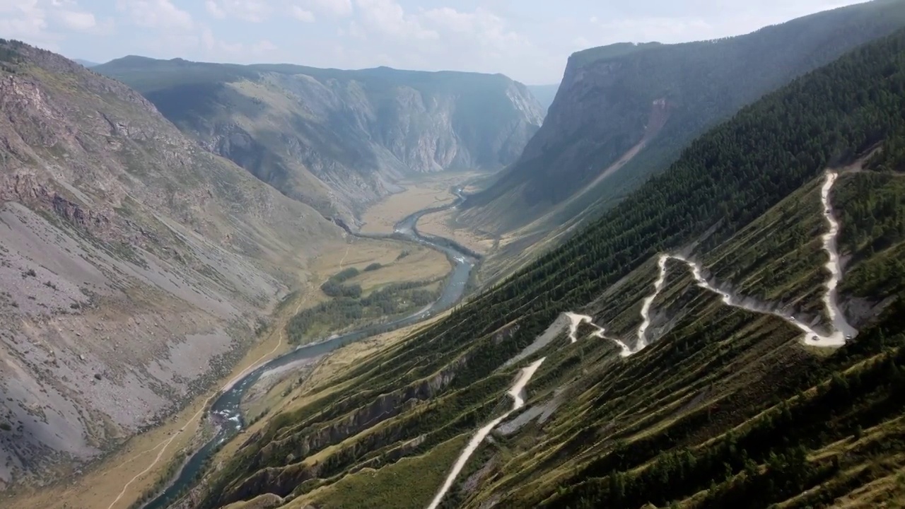 一个有蜿蜒道路的大峡谷视频素材