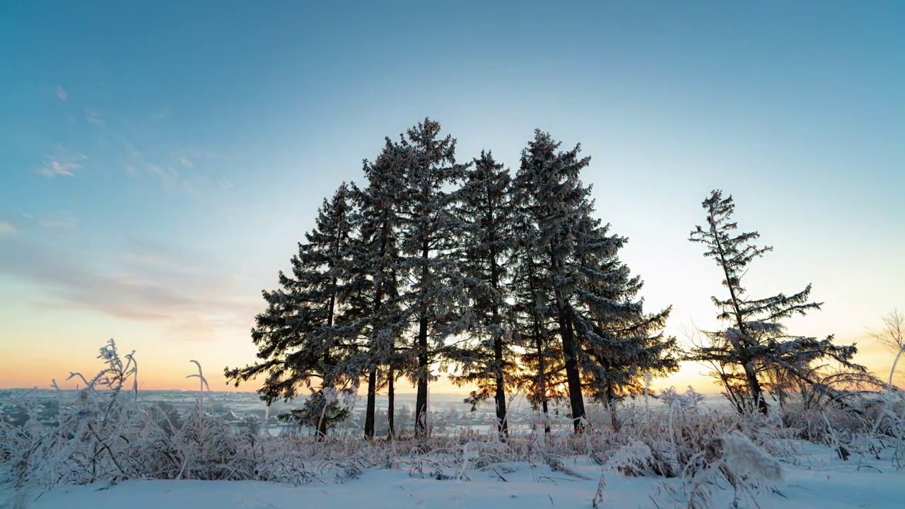 在冰天雪地的森林里，日落时天空的颜色发生了奇妙的变化。冬天的风景,间隔拍摄视频素材