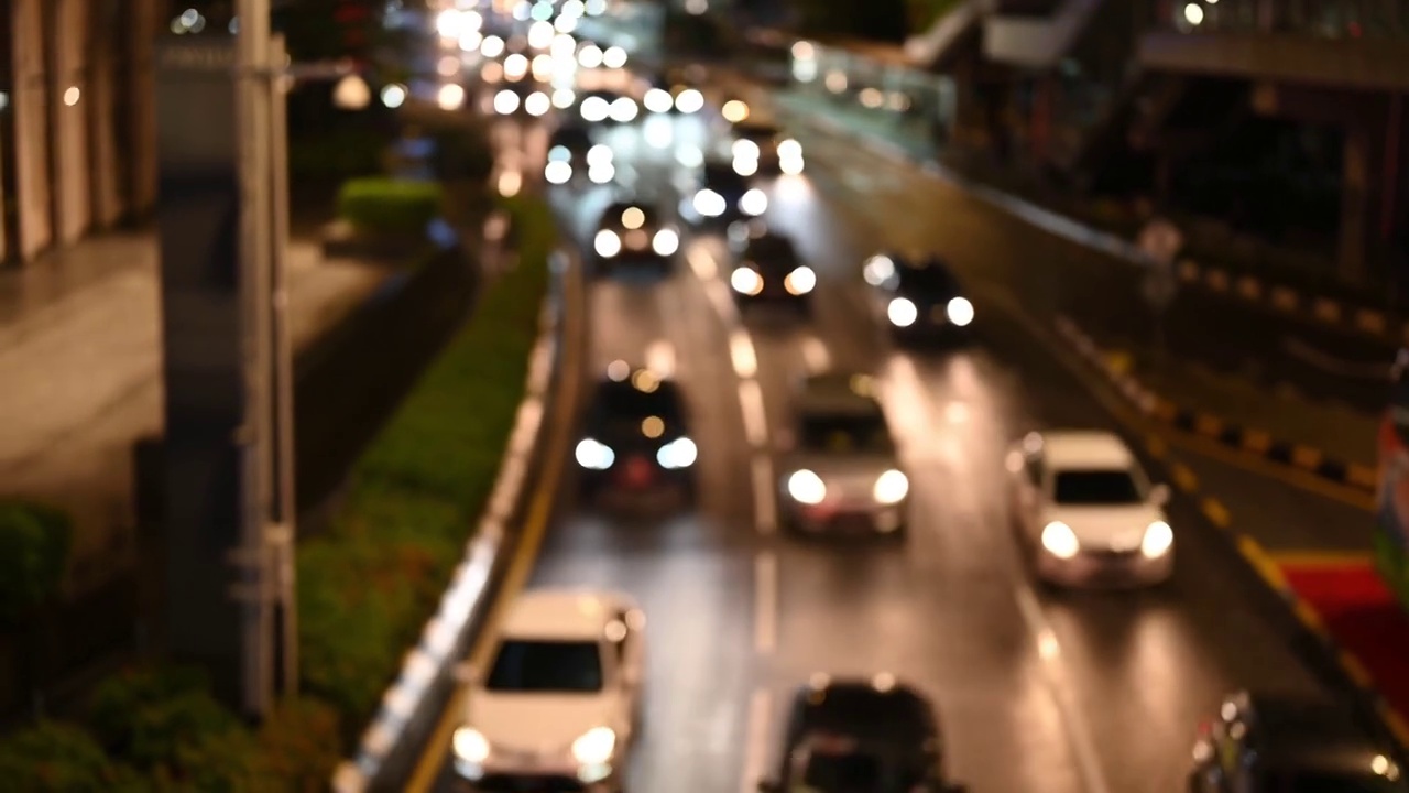 夜晚的路灯模糊了路上车辆的散景视频素材