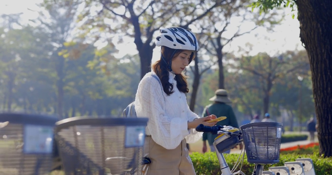 亚洲女商人在市中心租用共享自行车上班或上班视频素材