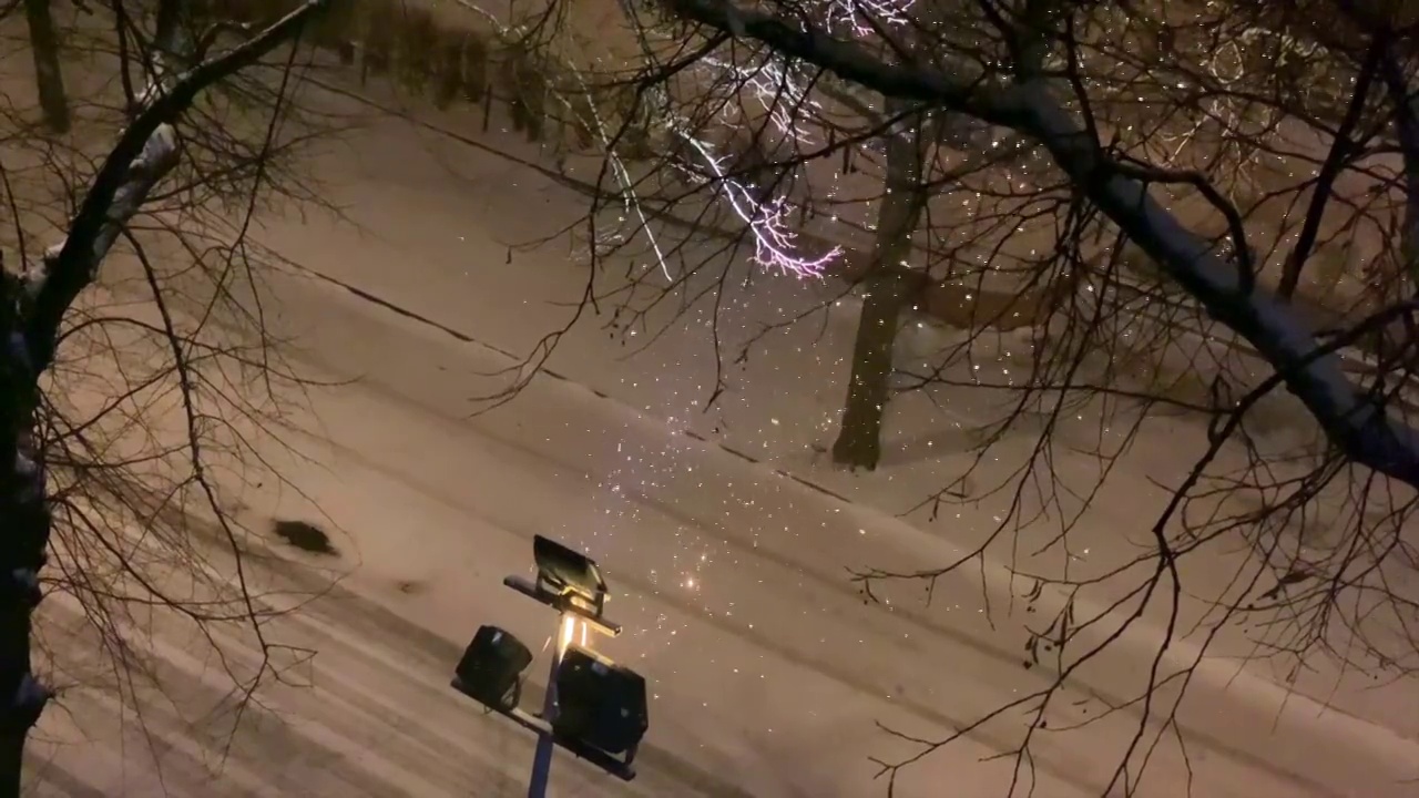 路灯照亮飘落的雪花视频素材