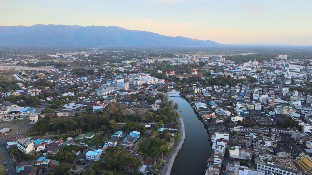 chanthabon滨水区(Aerial-Drone VDO)——在夕阳下飞向Chanthaburi大教堂和沿河的房屋。视频素材