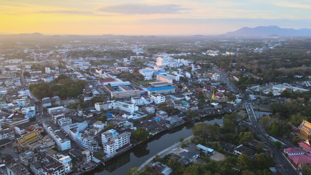 Chanthaboon滨水区(Aerial-Drone VDO) -日落时分沿河的泰国寺庙和古老的木屋。视频素材