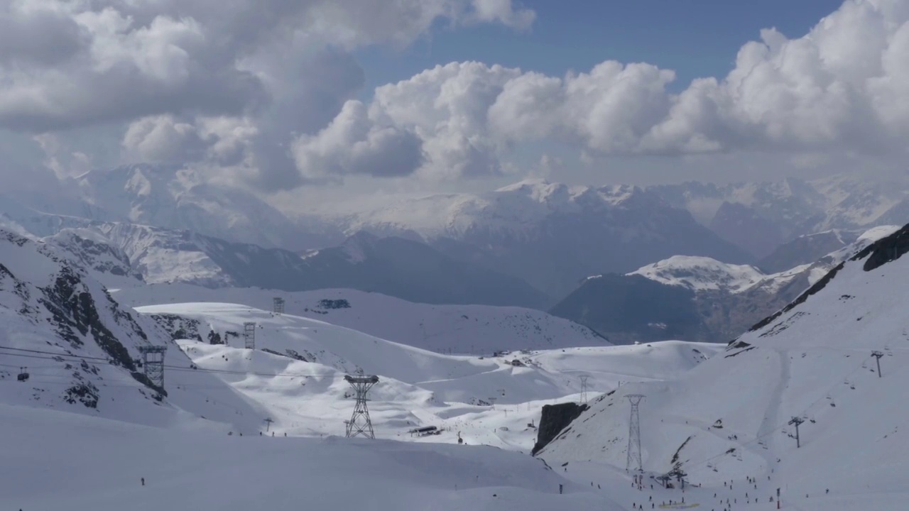 高山峻岭、悬崖峭壁上的滑雪场，是众多运动员展示技能的地方视频素材