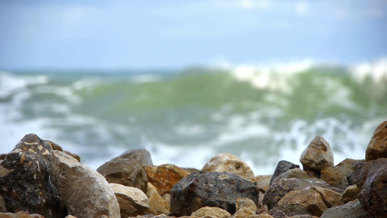 海浪轻轻地拍打着海岸上的岩石视频素材