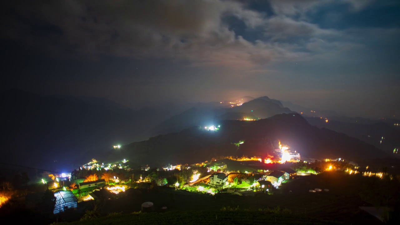 时间随着夜晚山上的云朵流逝视频下载