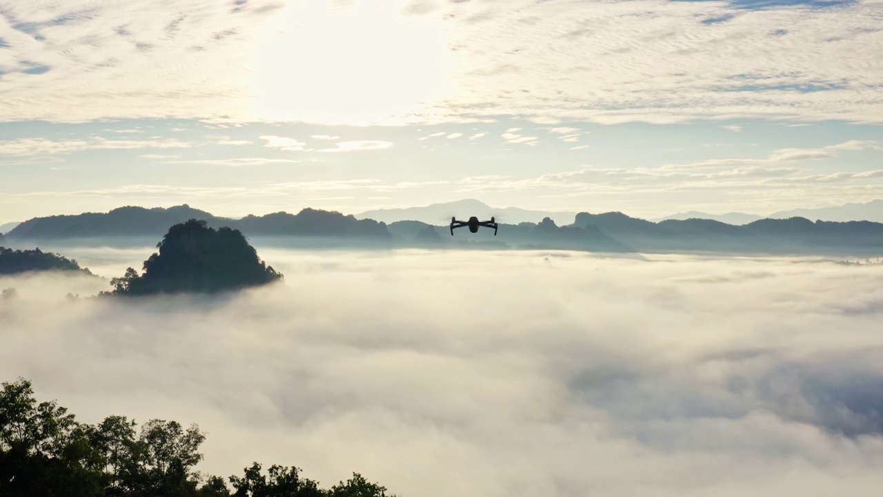 在蓝天和夕阳的衬托下，专业无人机低空飞行视频素材