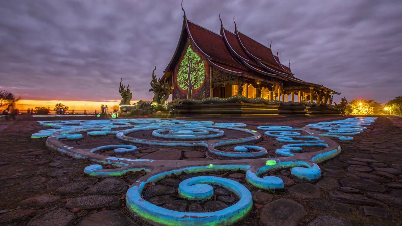 令人惊叹的寺庙颜色在夜间反射。Sirindhornwararam Wat,Ubon ratchathabi，令人惊叹的寺庙颜色在夜间反射。视频下载