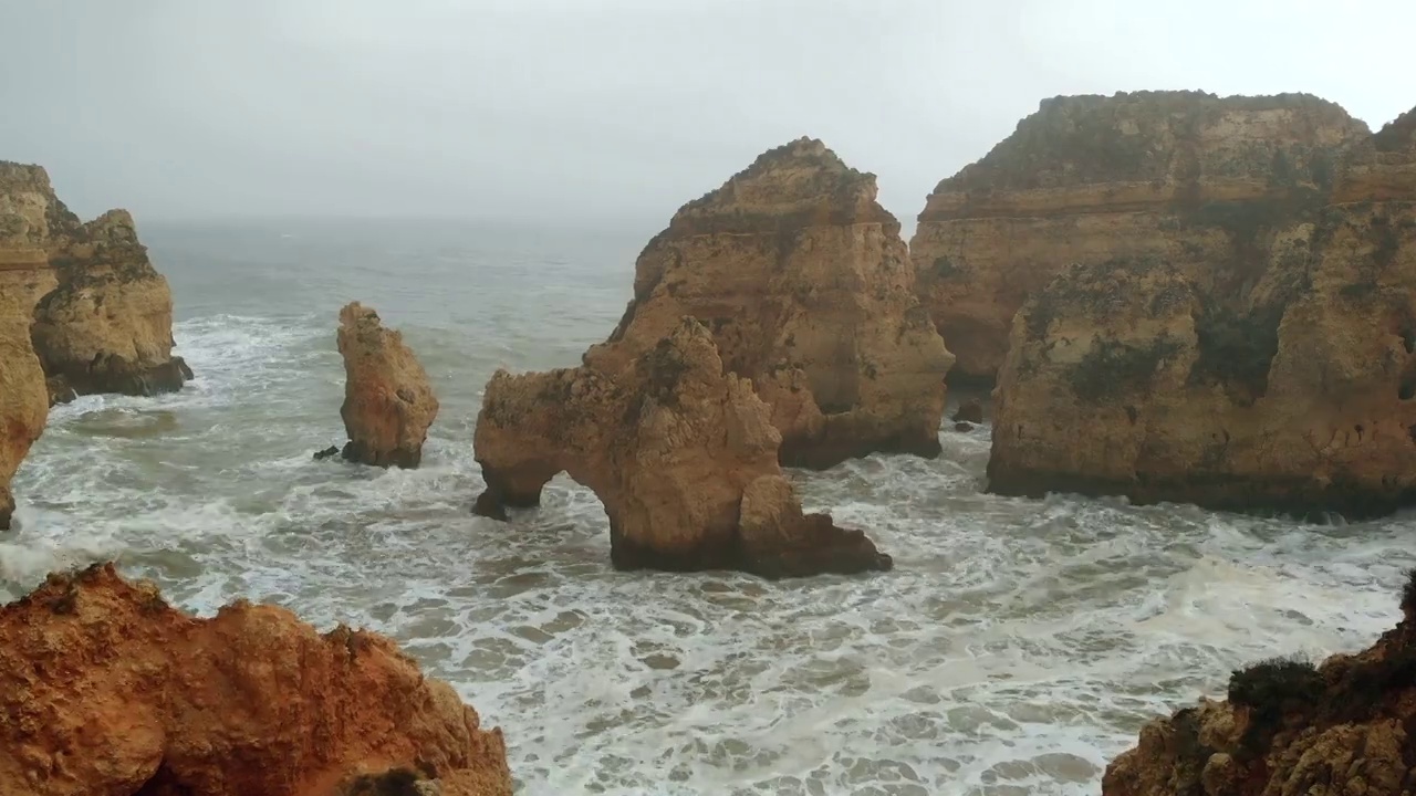 蓬塔达彼德悬崖和大西洋暴风雨天气。葡萄牙视频素材