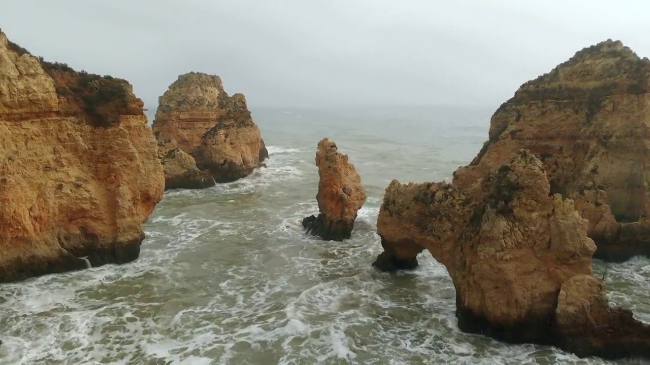 蓬塔达彼德悬崖和大西洋暴风雨天气。葡萄牙视频素材