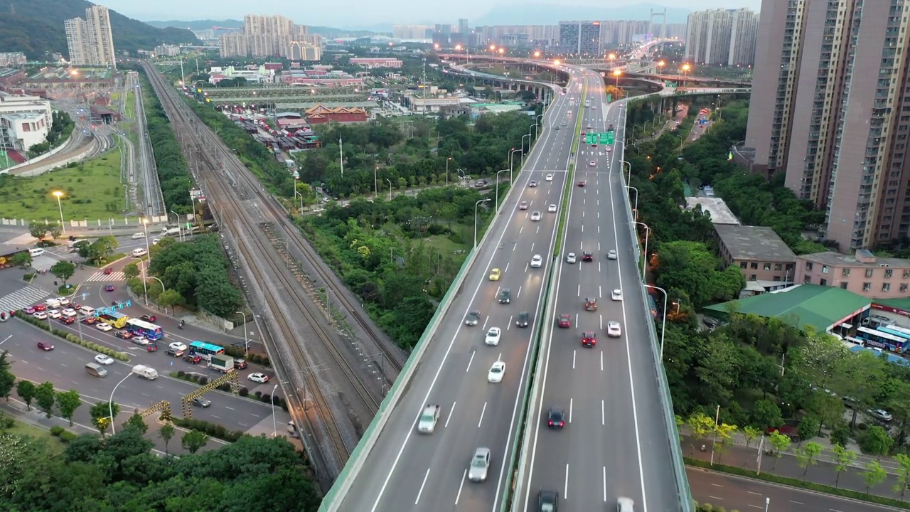 鸟瞰城市道路和铁路混合立体交通景观视频素材