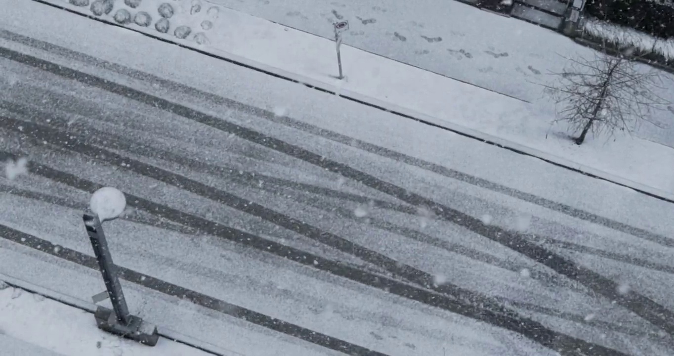 加拿大温哥华降雪期间，慢动作视频从上到下拍摄到下雪的道路和路灯视频下载