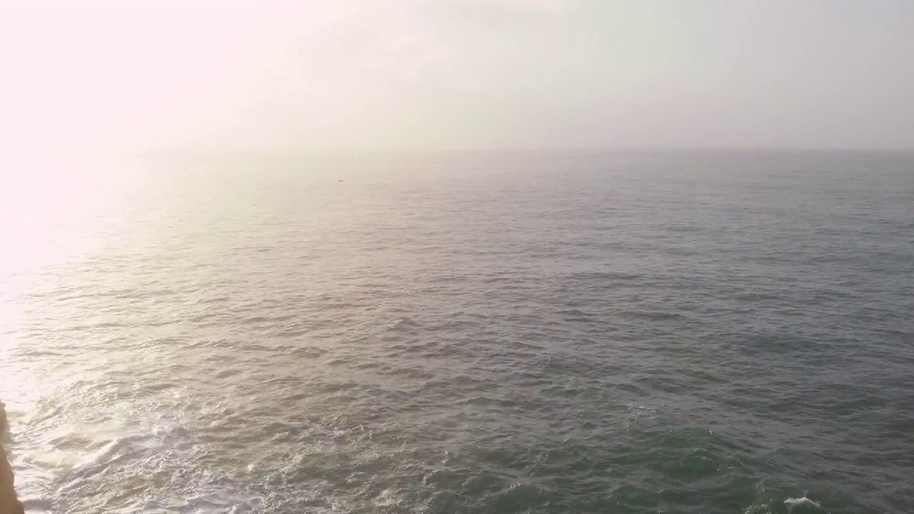 蓬塔达彼德悬崖和大西洋暴风雨天气。葡萄牙视频素材