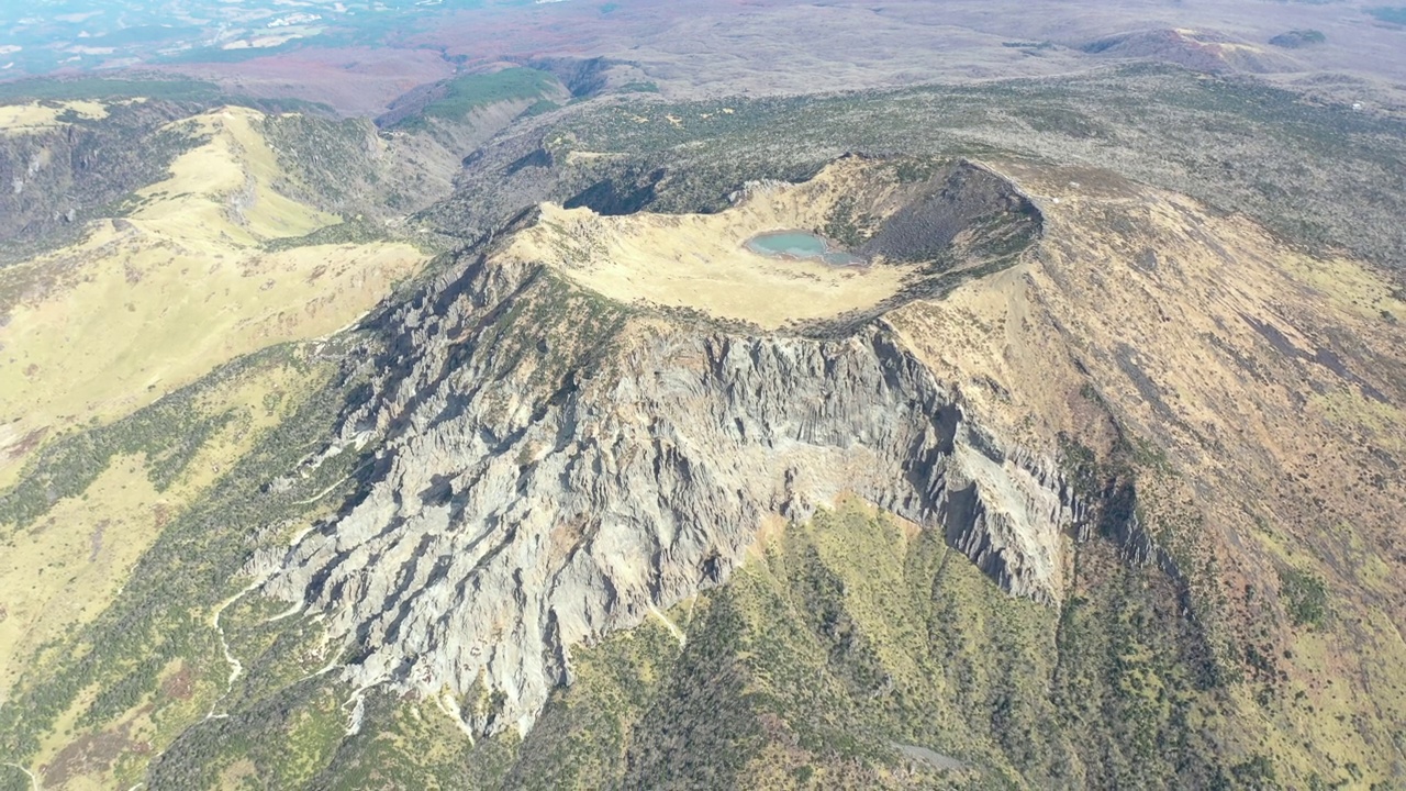 图为韩国济州岛汉拿山/西归浦市的市中心和白鹿潭火山口湖视频素材