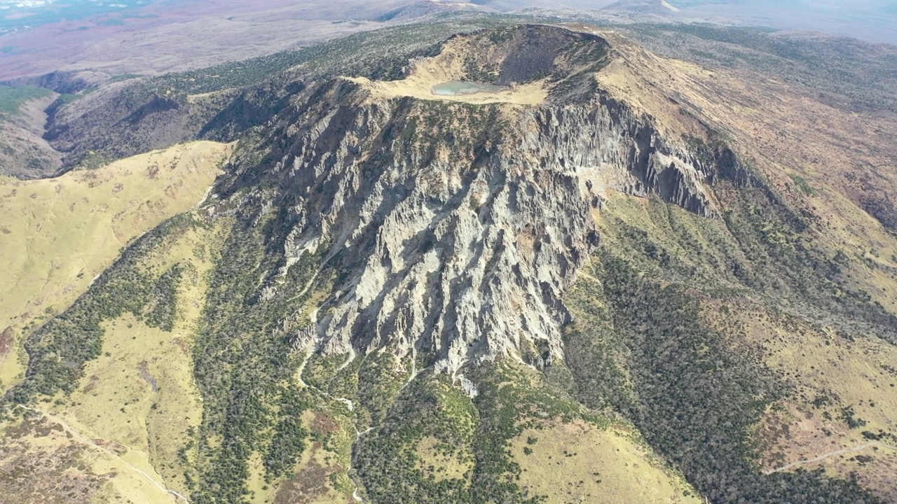 图为韩国济州岛汉拿山/西归浦市的市中心和白鹿潭火山口湖视频素材