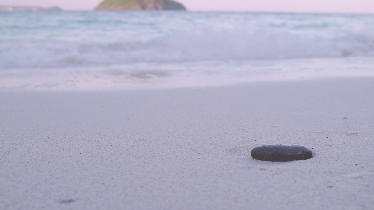 日落时分，热带海滩上的海浪拍打着沙滩。复制提供了空间。海景和云雾的天空。暮沙黄昏沙滩浪。视频下载