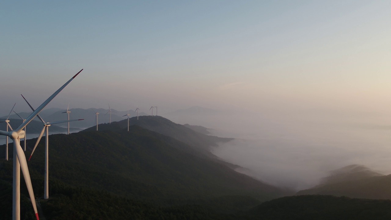 韩国江原道横城郡，云海笼罩的泰山上风力发电机的景色视频素材