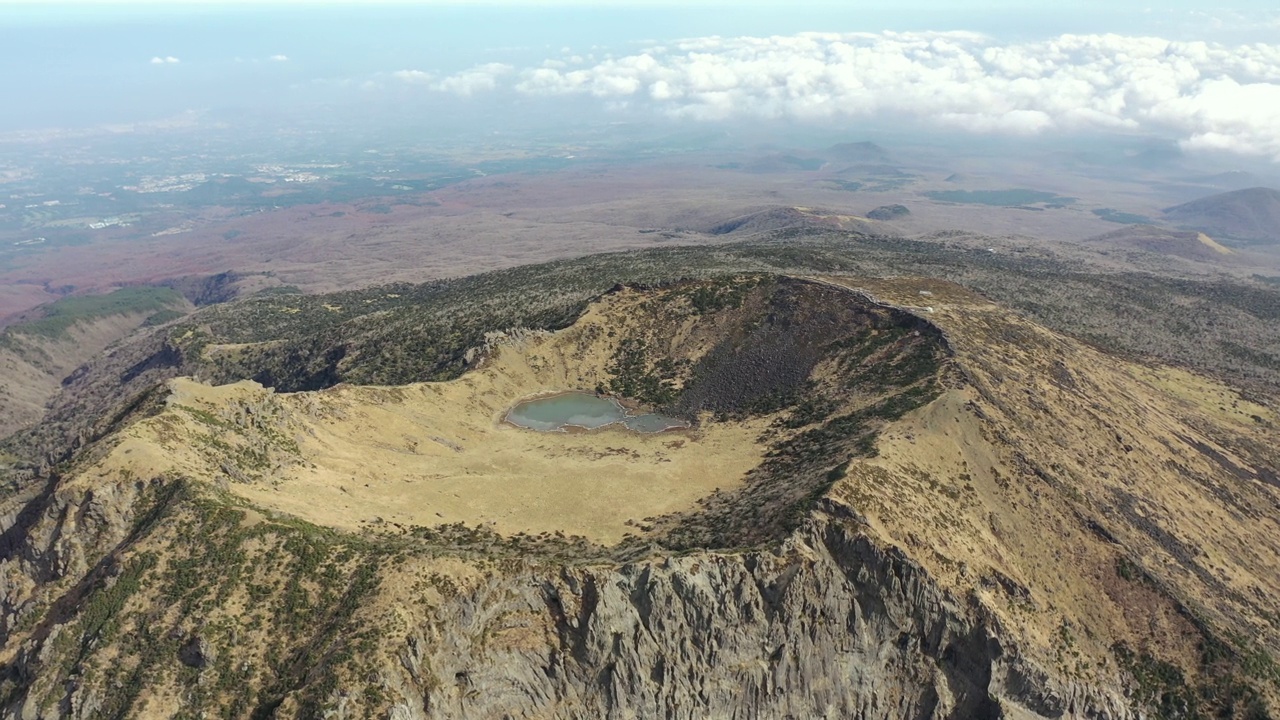 图为韩国济州岛汉拿山/西归浦市的市中心和白鹿潭火山口湖视频素材