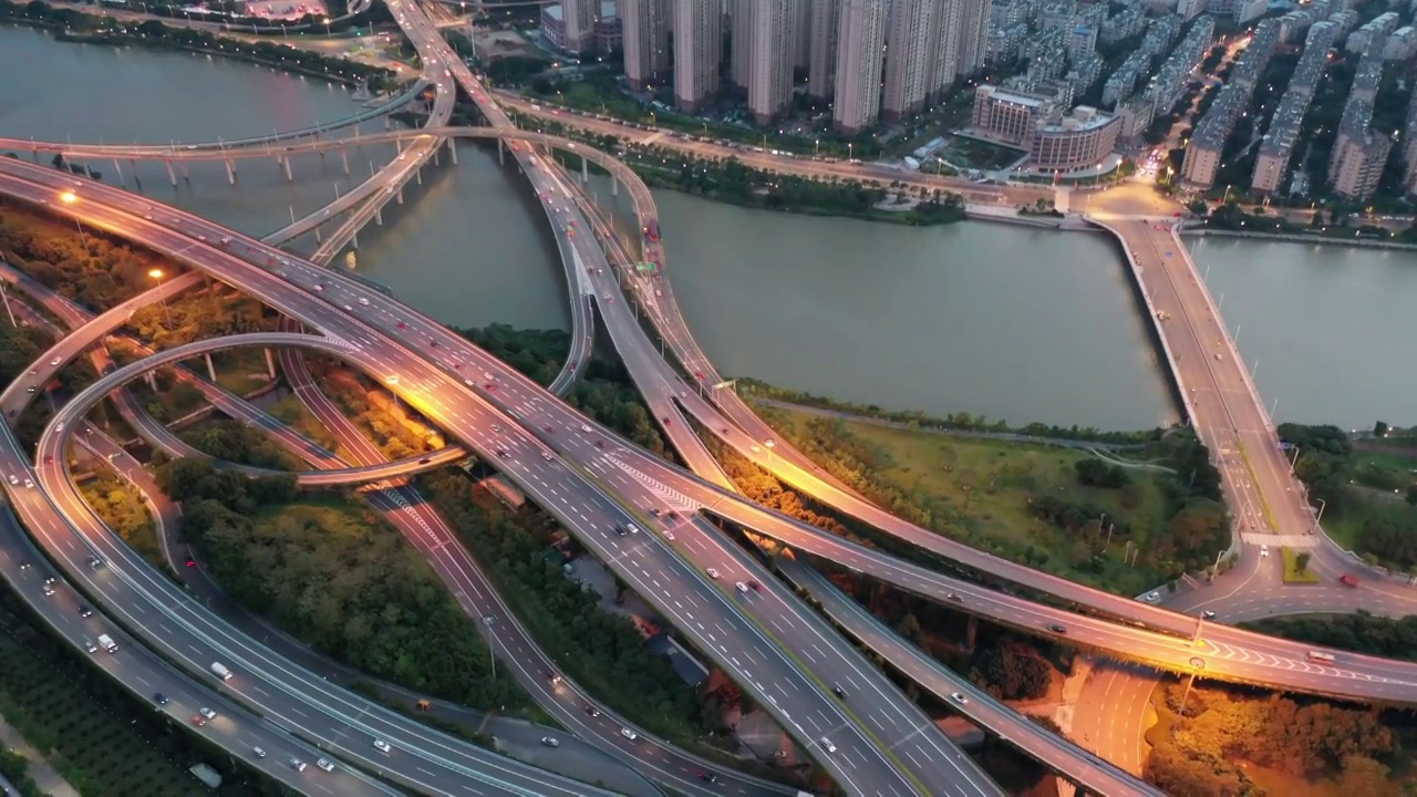 夜间城市立交桥的鸟瞰图视频素材