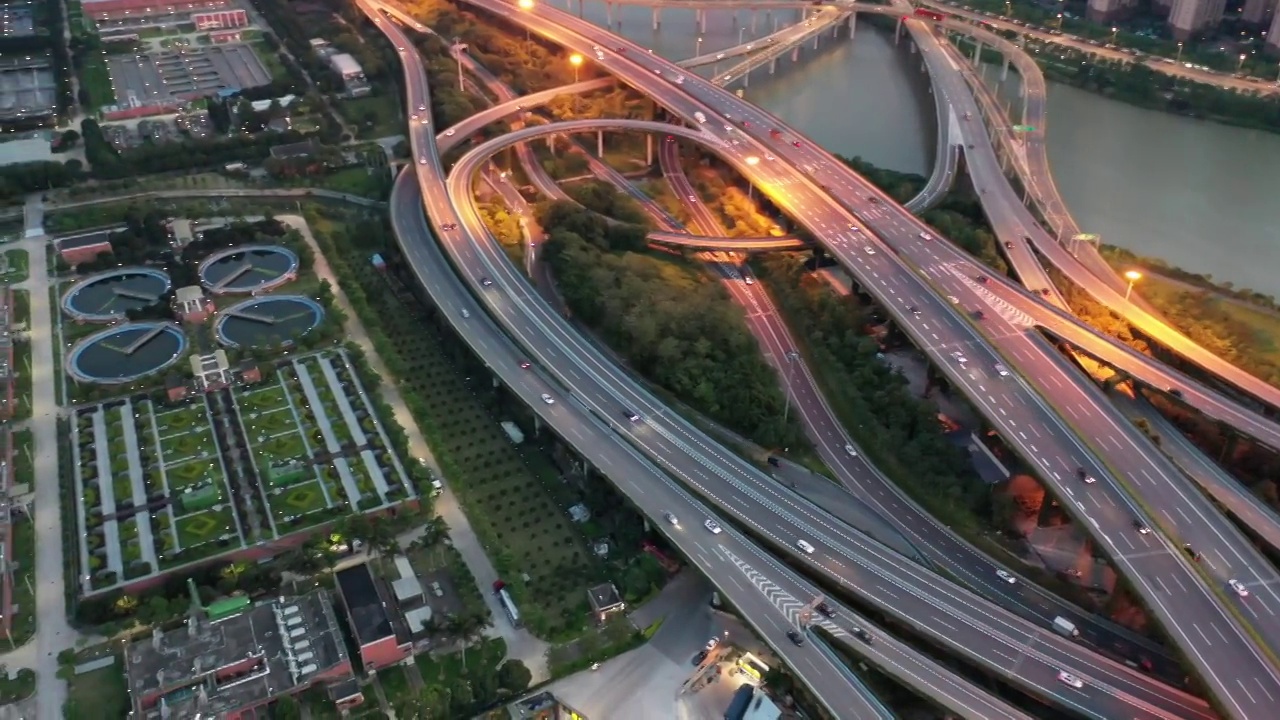 夜间城市立交高架路鸟瞰图视频素材