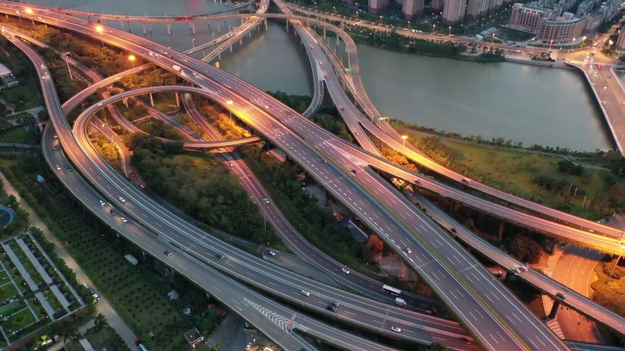 夜间城市高架桥的鸟瞰图视频素材