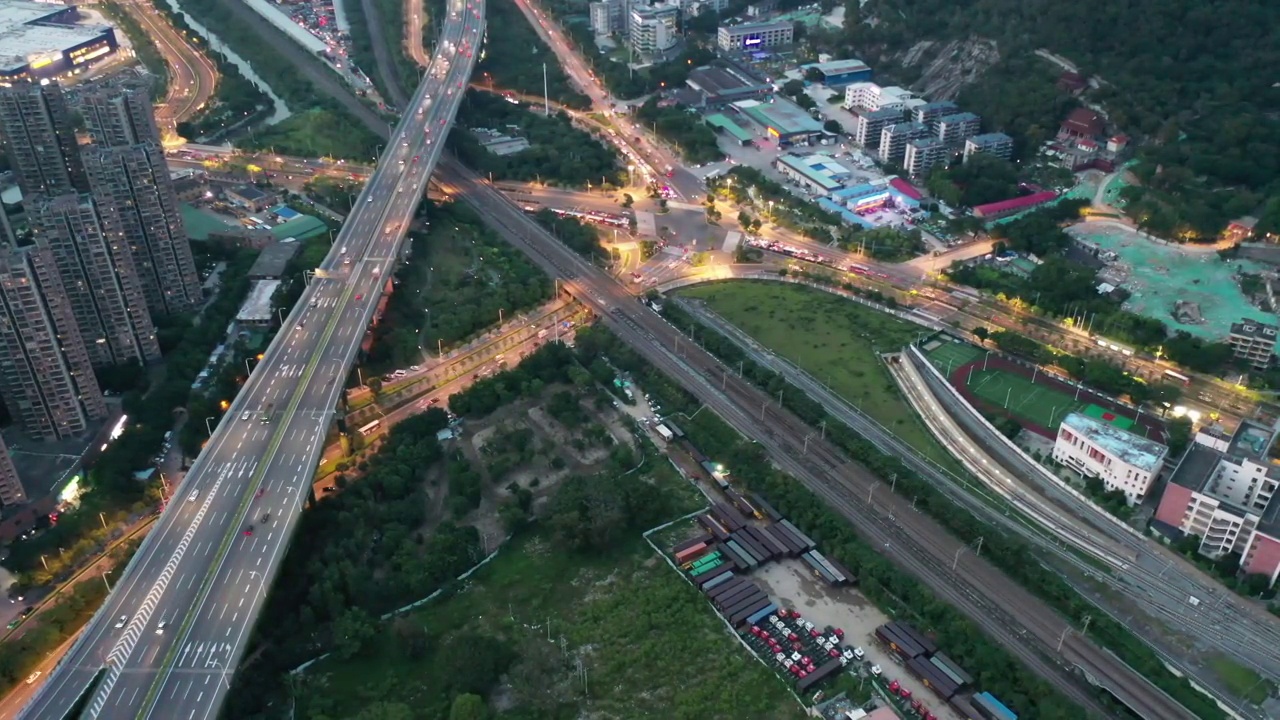 夜间城市立体高架路的鸟瞰图视频素材