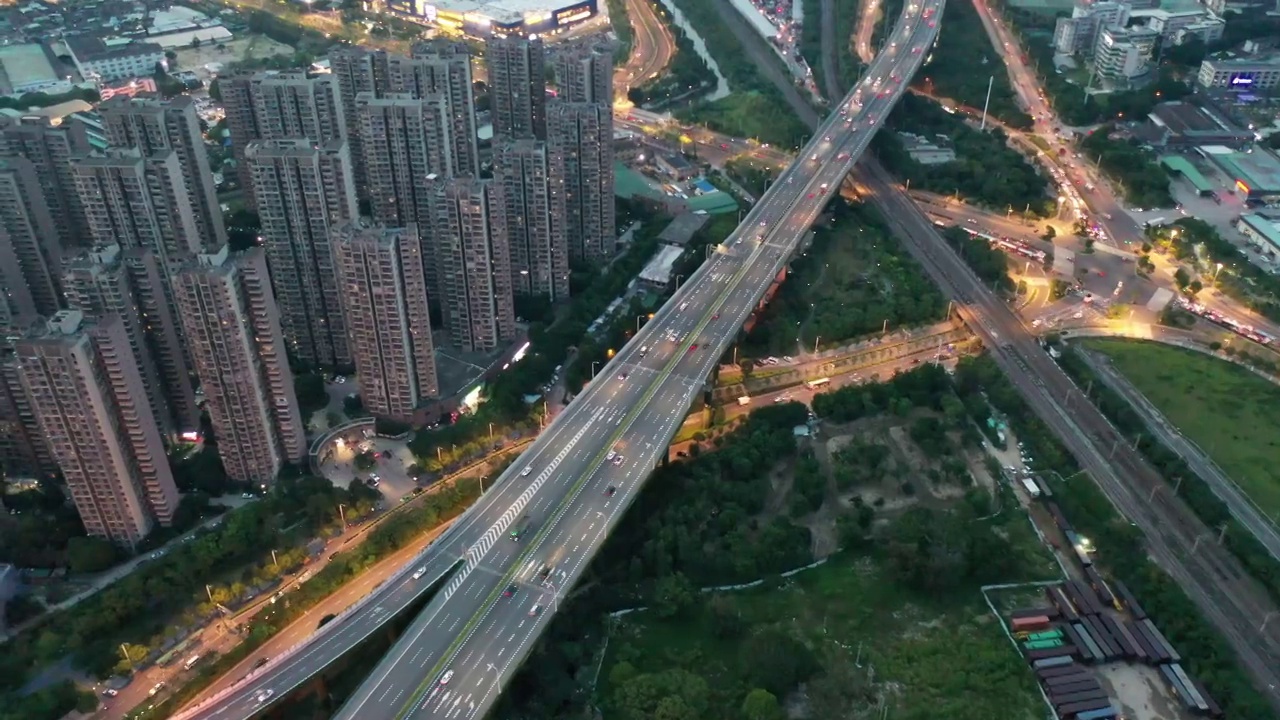 城市住宅区旁立体高架道路夜景鸟瞰图视频素材