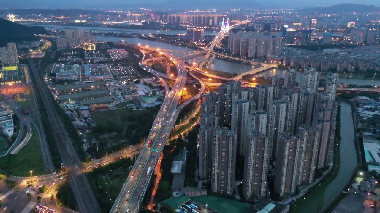 夜间城市居住区鸟瞰图和立体高架路视频素材