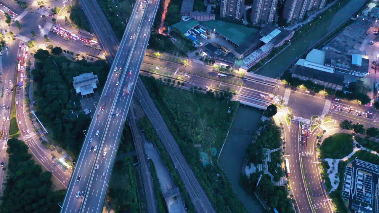 鸟瞰城市立体高架路夜景视频素材