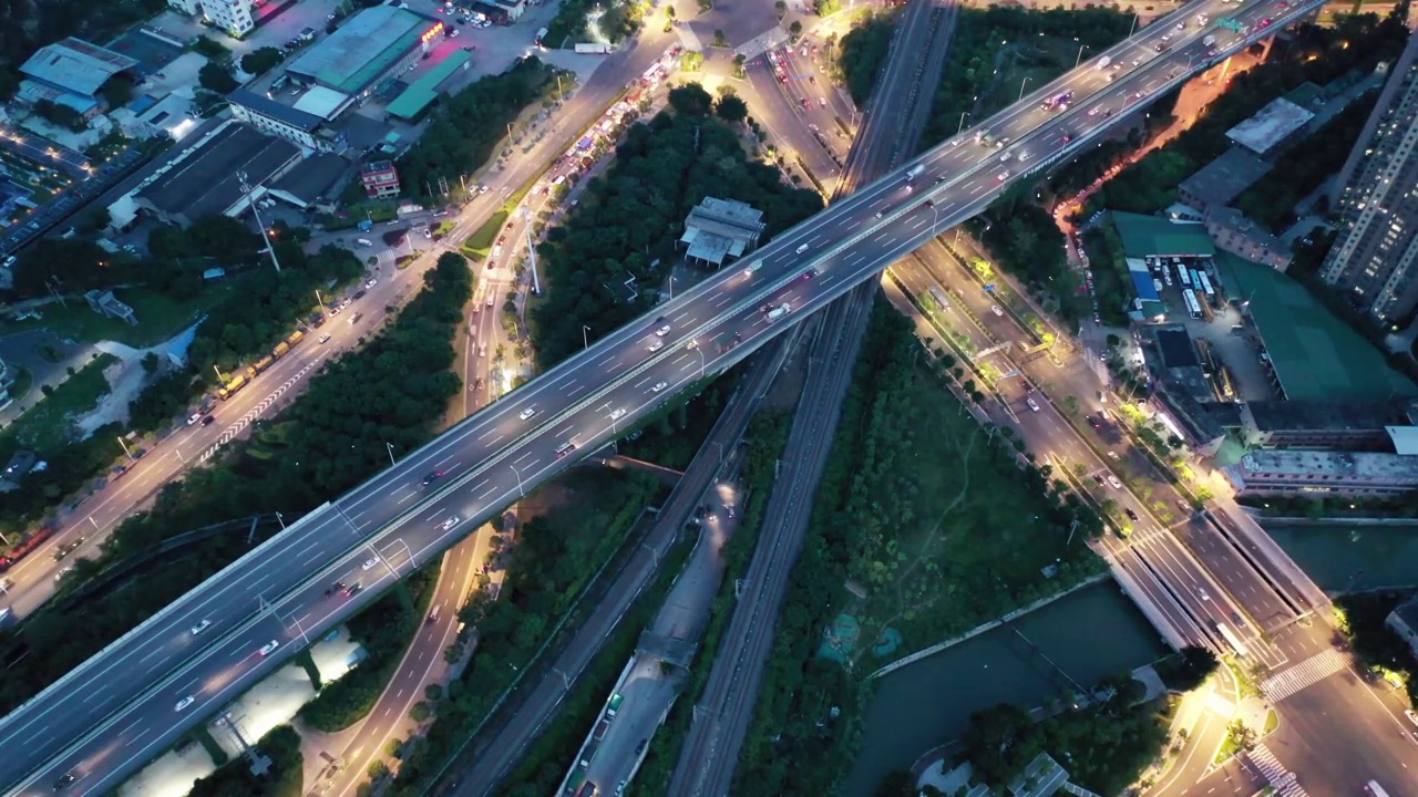 在夜晚俯瞰城市的各种交通道路视频素材