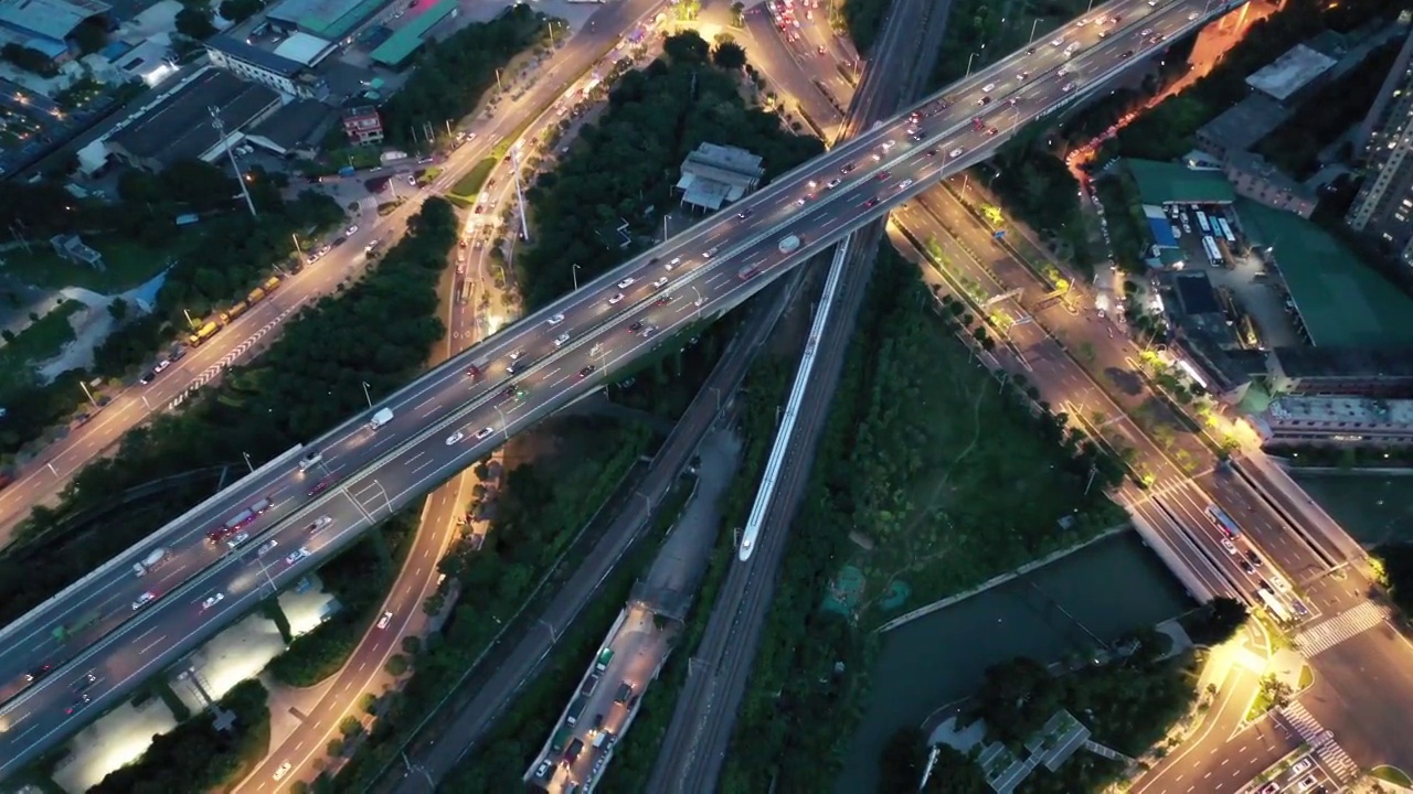 俯瞰城市道路和铁路的交通夜景视频素材