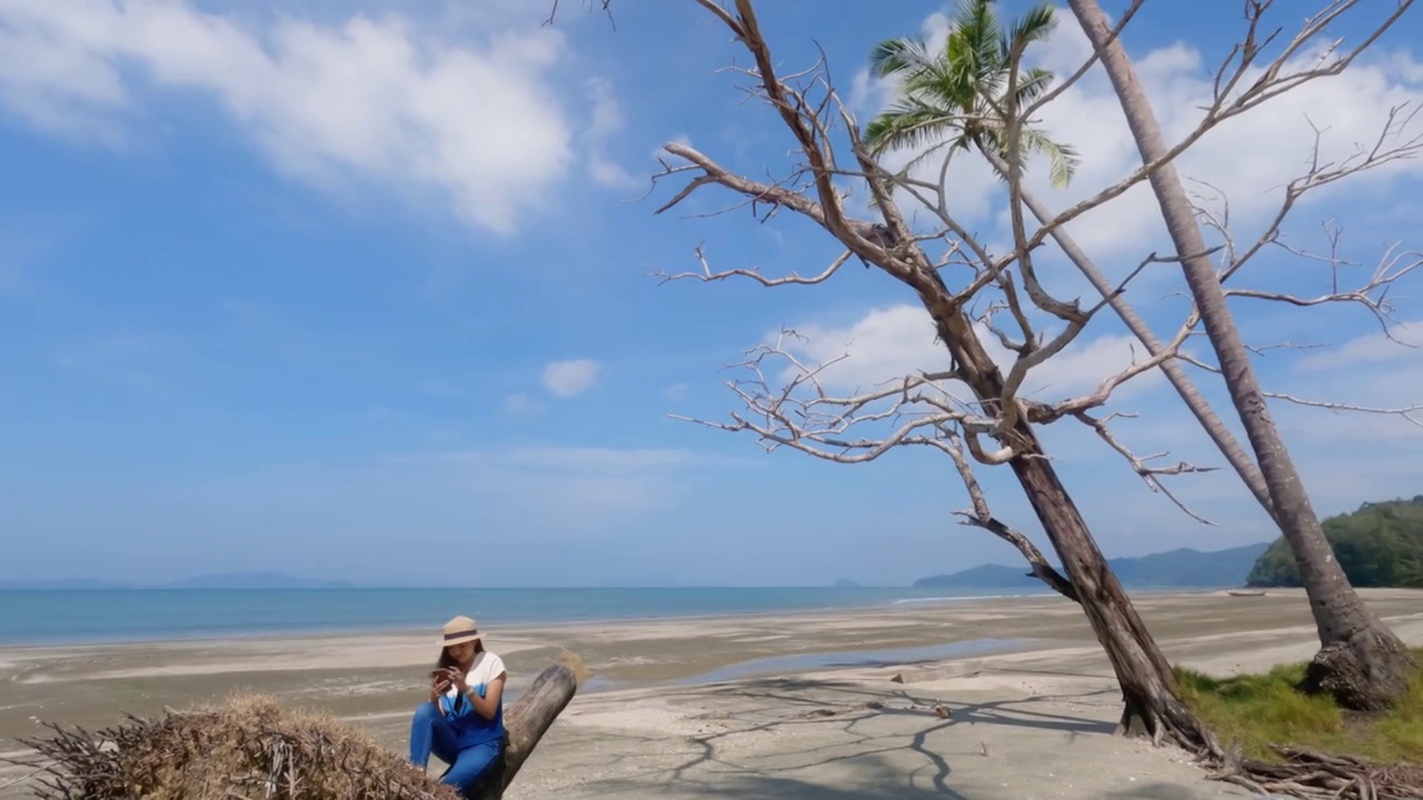 亚洲妇女在海边旅行的背景。视频素材