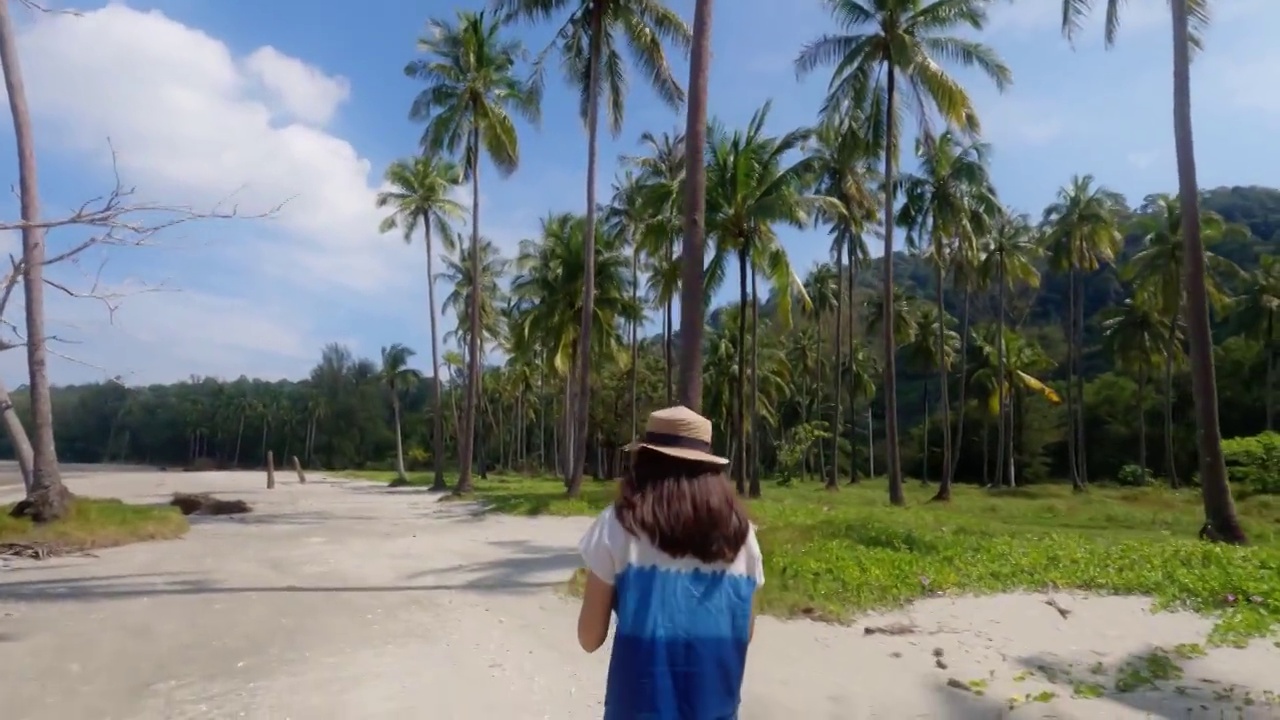 亚洲妇女在海边旅行的背景。视频素材