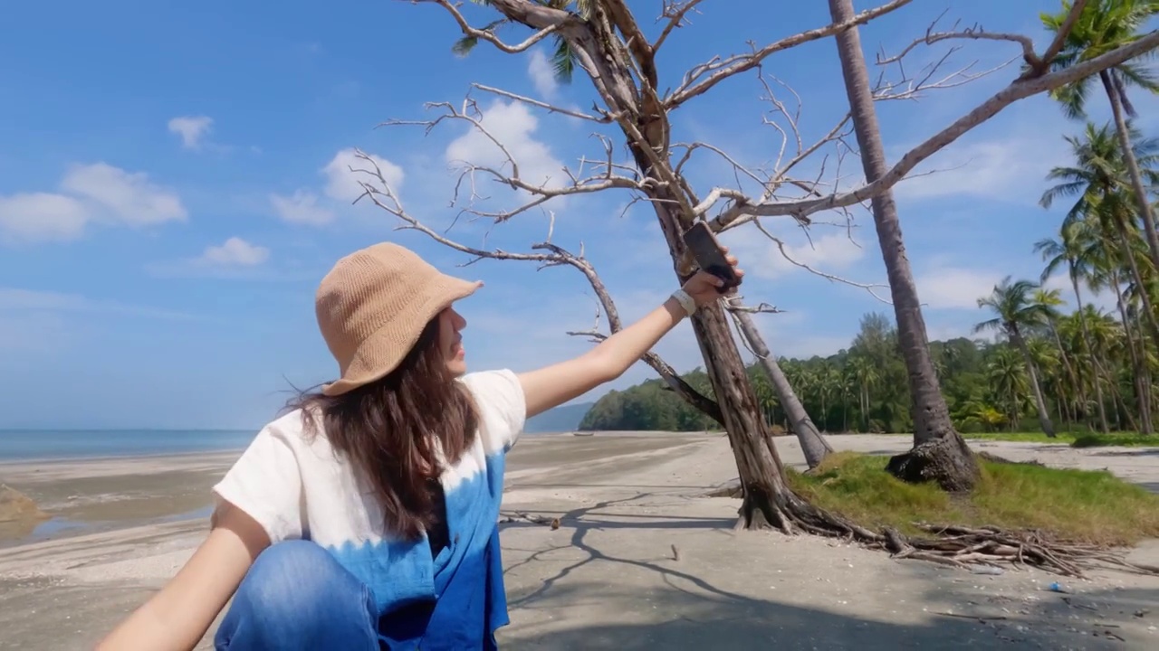 亚洲妇女在海边旅行的背景。视频素材