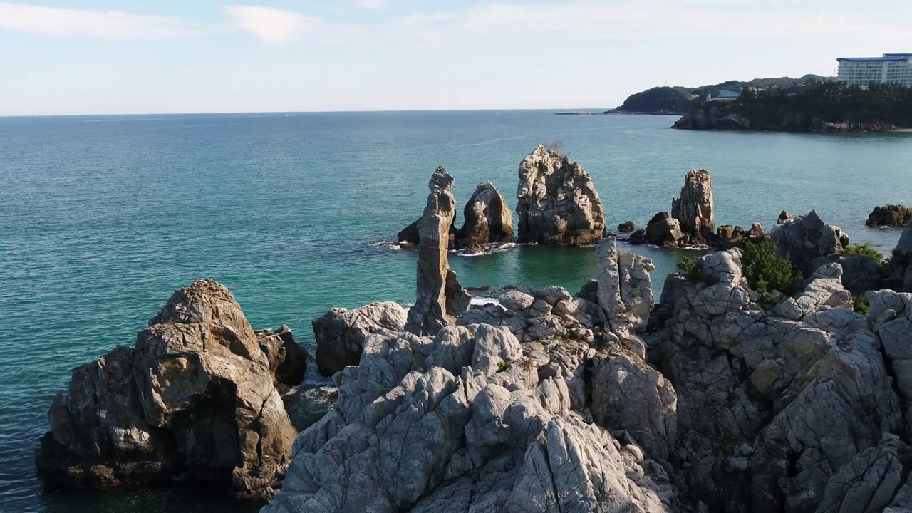 韩国江原岛东海市Chuam Chotdae Rock海景视频素材