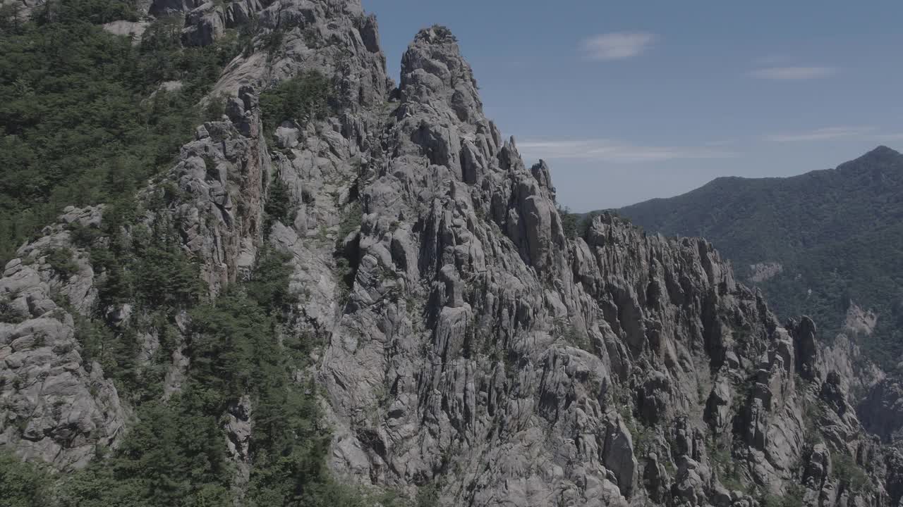 韩国江原道雪岳山/束草市的七兄弟石风景视频素材