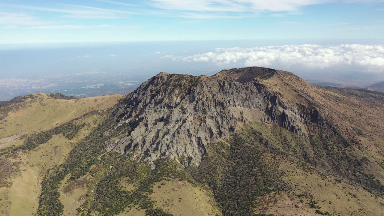 图为韩国济州岛汉拿山/西归浦市的市中心和白鹿潭火山口湖视频素材