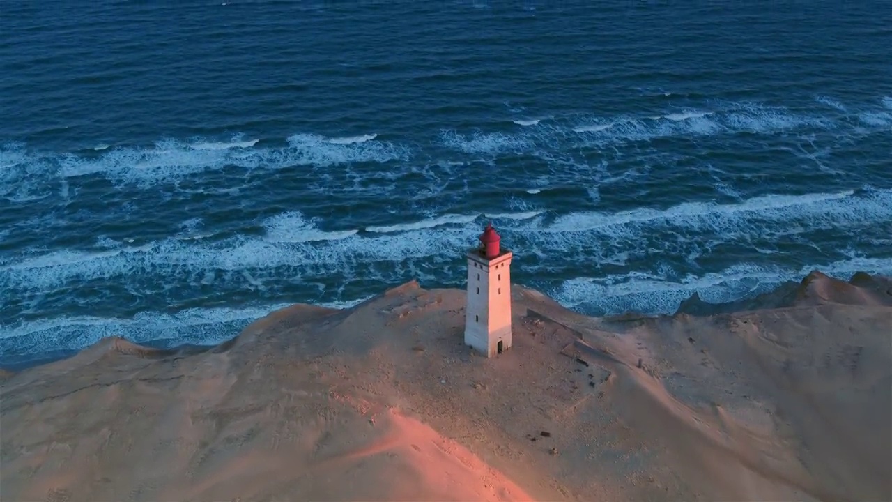 海上的rujerg Knude灯塔的空中倾斜镜头视频素材