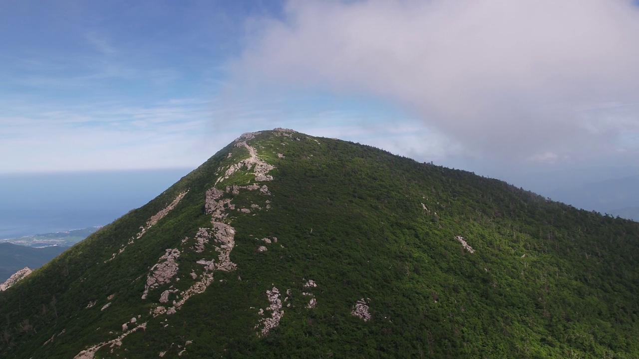 韩国江原道雪岳山的大青峰峰和市中心/束草市的景色视频素材