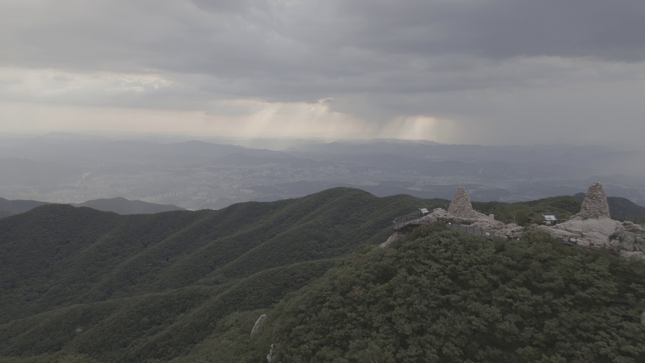 位于韩国江原道原州市的草郡市中心，chiakmountain山顶上的Birobong峰视频素材