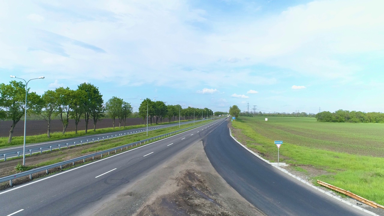 道路与汽车顶视图。城外高速公路，田野公路的边缘视频素材