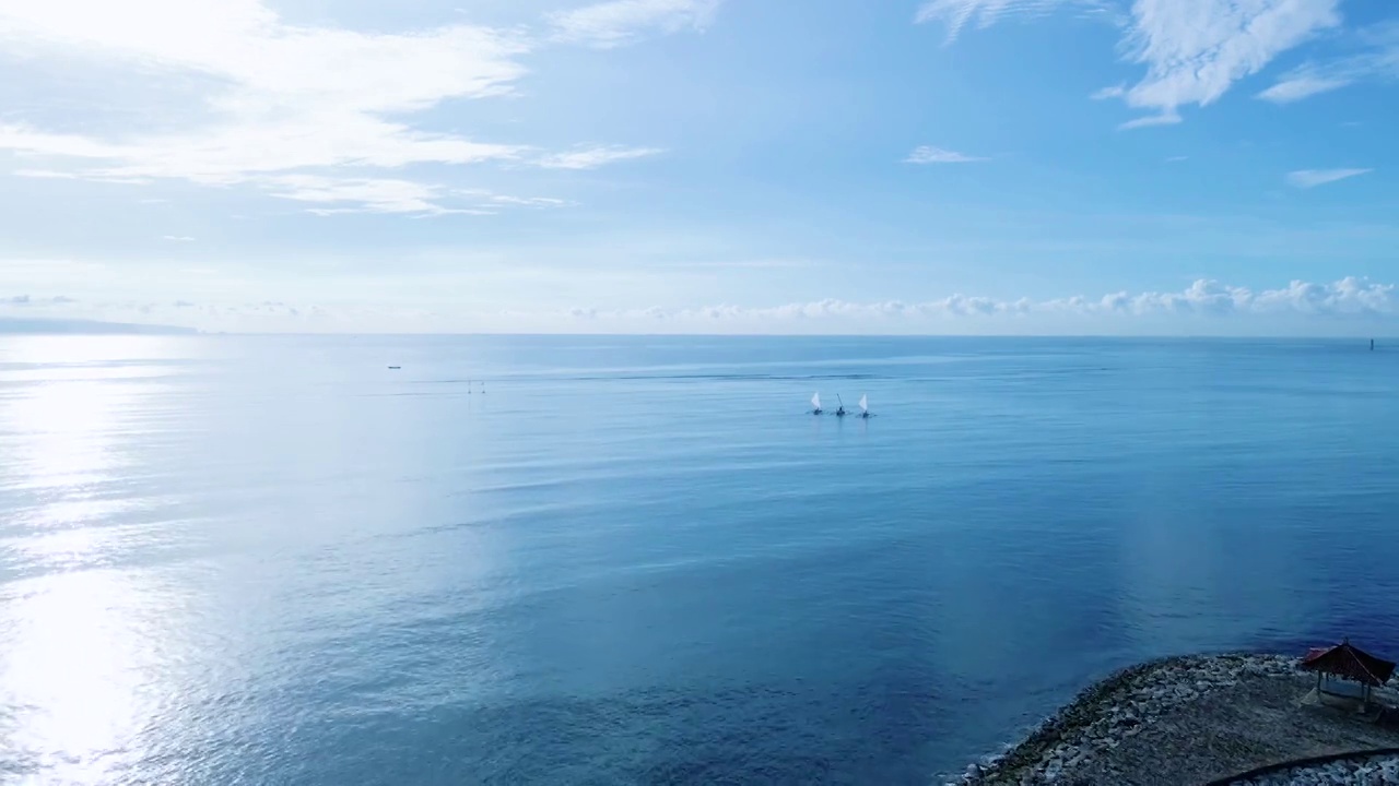 蓝色海滩，沙努尔，巴厘岛，印度尼西亚，空中，帆船，登巴萨视频素材