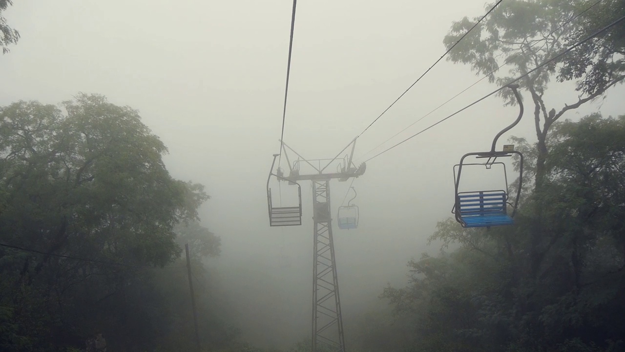 在雾中的空索道上行走视频素材