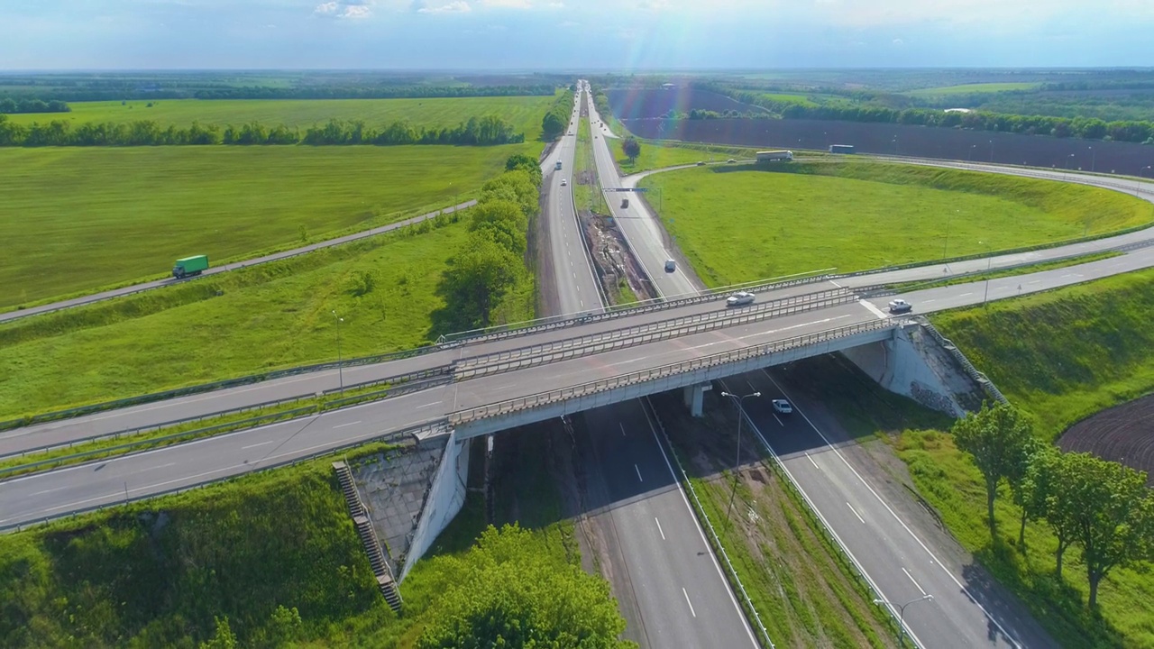 道路与汽车顶视图。城外高速公路，田野公路的边缘视频素材