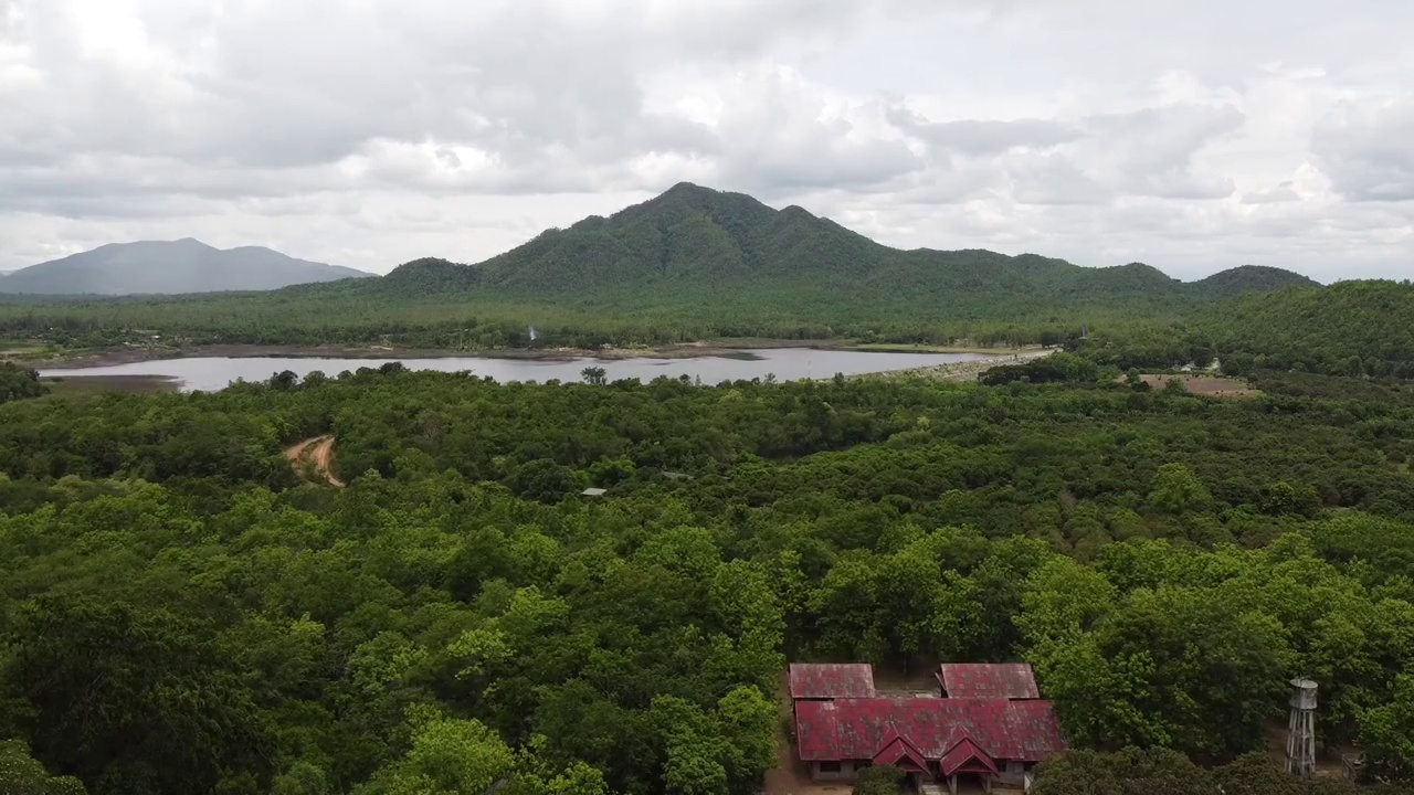 山脉和沼泽视频素材