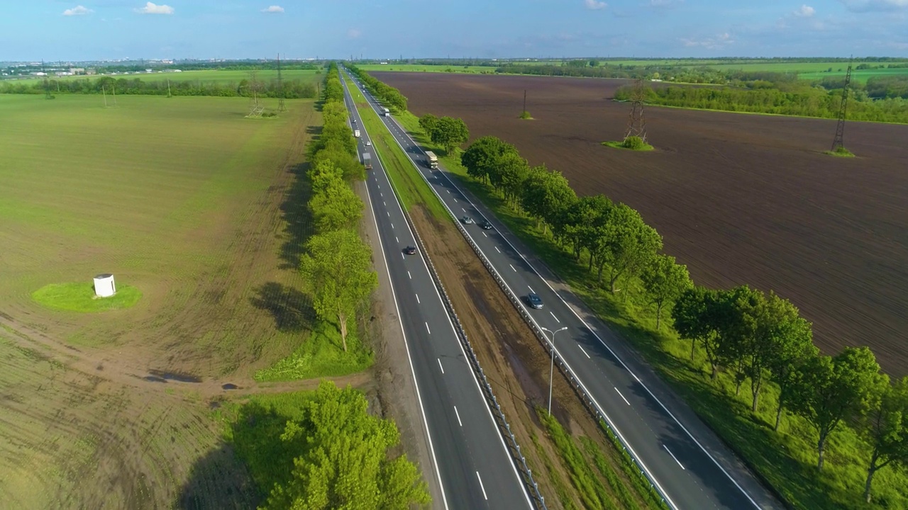 多车道公路鸟瞰图。飞过高速公路。汽车行驶在现代道路上的俯视图视频素材