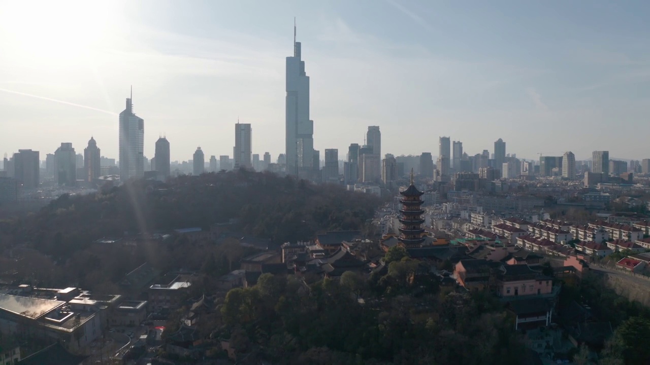 鸟瞰城市中的古塔视频素材