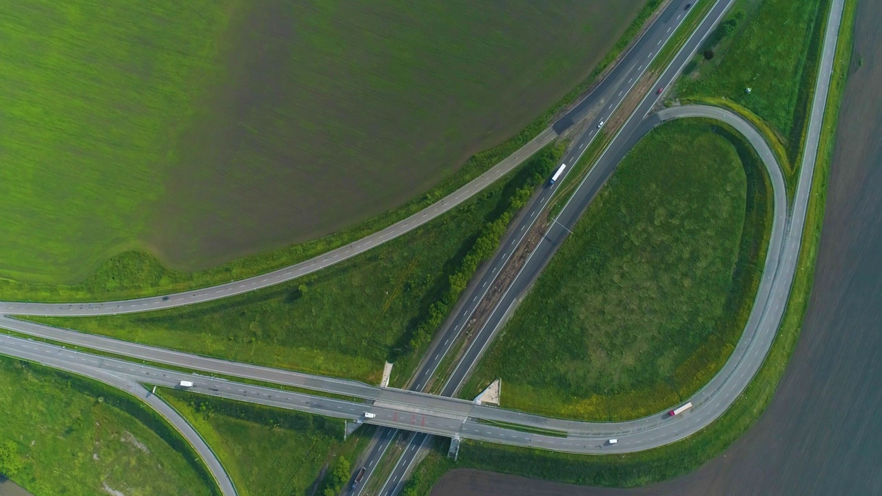 交通交汇处俯视图。汽车沿着高速公路行驶，俯视图。汽车在城外的高速公路上行驶视频素材