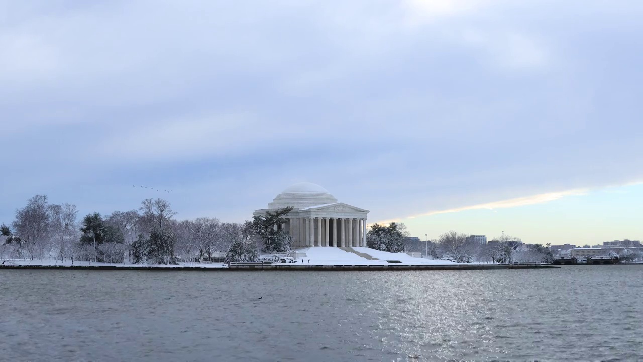 杰斐逊纪念堂和潮汐盆地后暴风雪-华盛顿特区-冬天视频素材